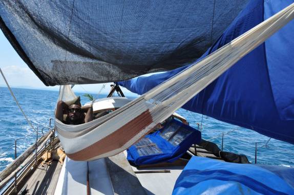 Vida dura no veleiro na grande barreira de corais, em Belize